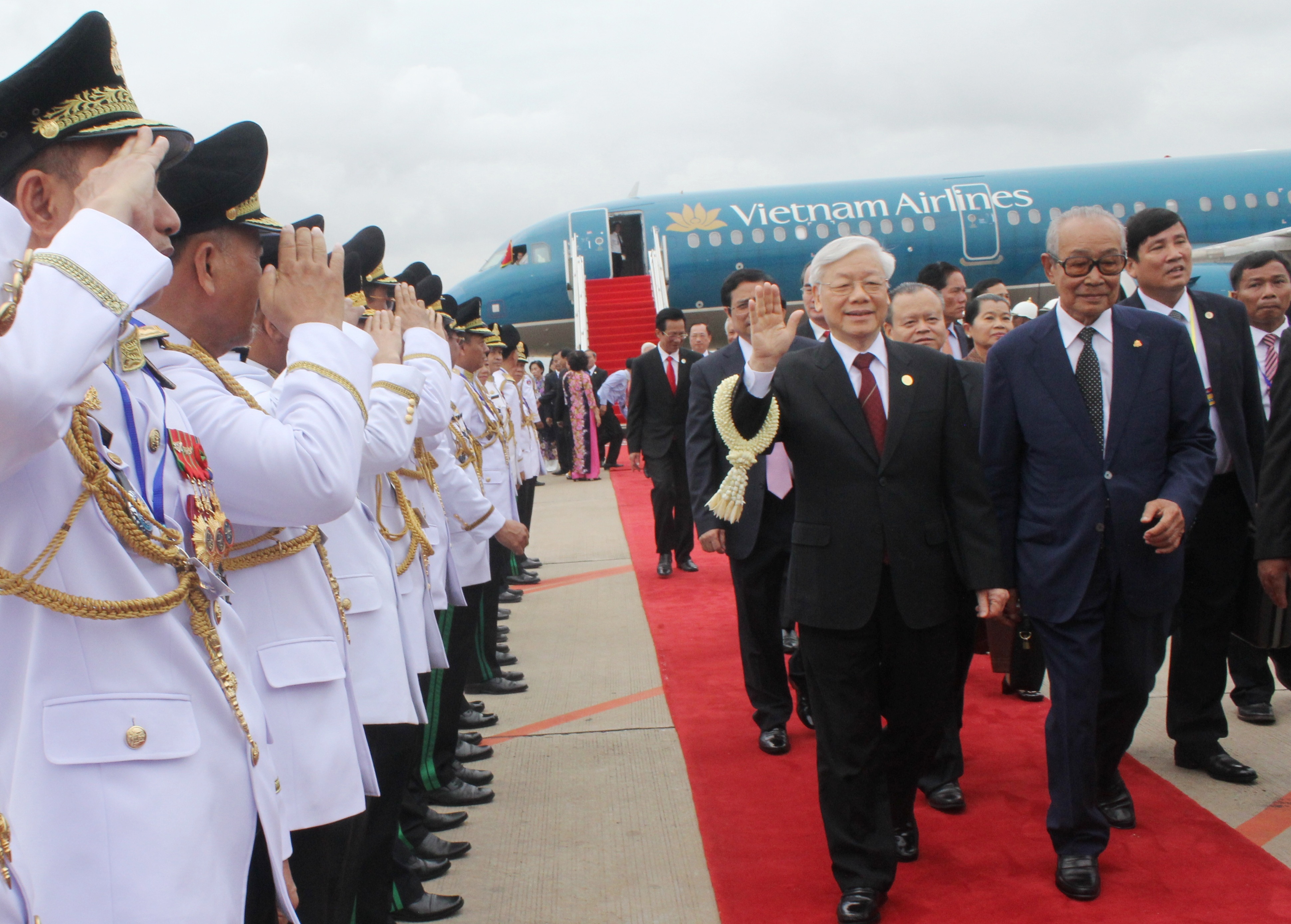 Tổng Bí thư Nguyễn Phú Trọng đến thủ đô Phnom Penh, bắt đầu chuyến thăm cấp Nhà nước Vương quốc Cam-pu-chia